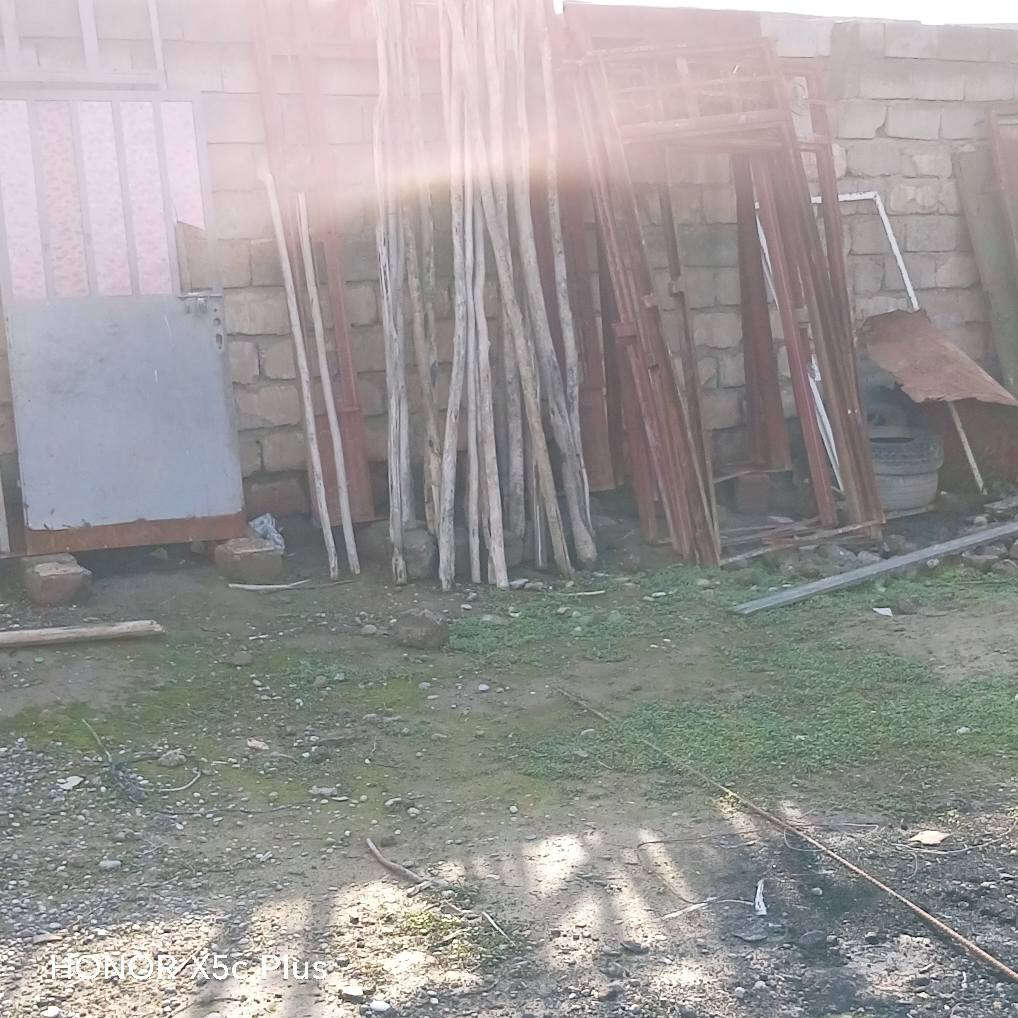 للبيع شبابيك وبوب بلاستك وحديد مستخدم وجديد وقمريه 3 ب5 متر وحديد مال صب من ال4 متار 1 عدد 185 شيش اتصل على الرقم *********** مكان في الشرقاط الساحل الأيسر عويجيله ما ارد خاص
