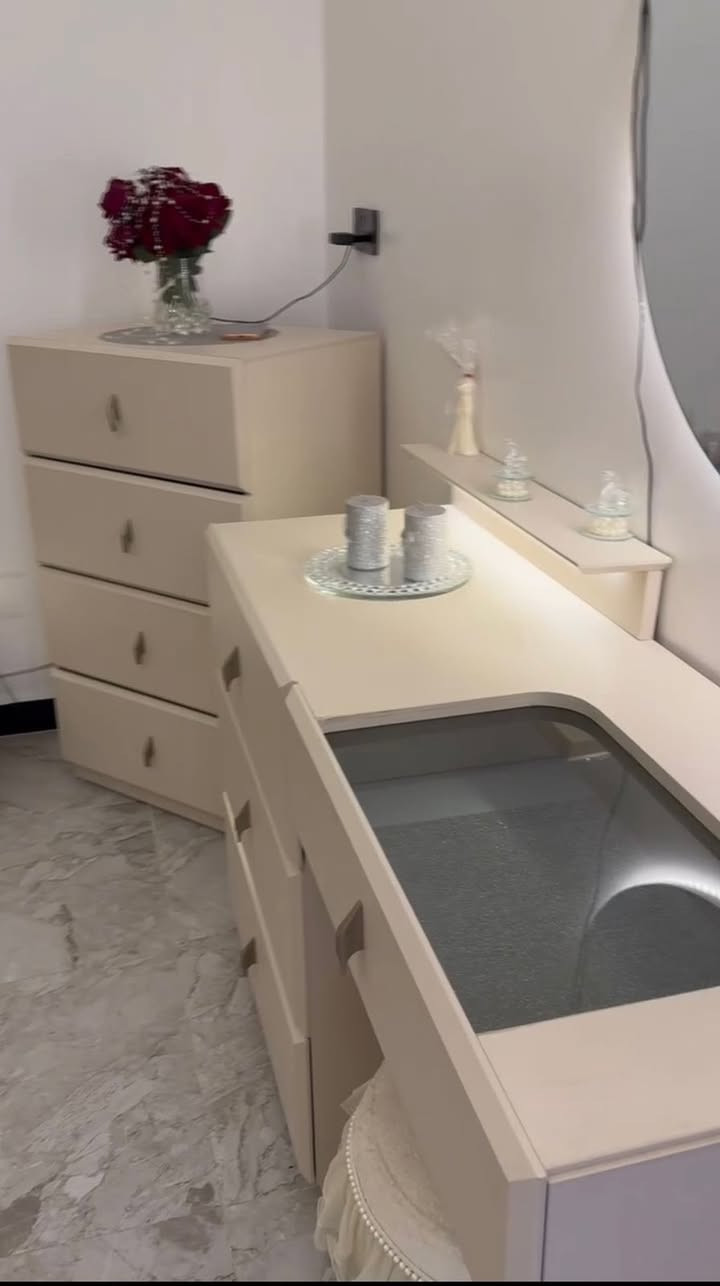 غرفة نوم تركيه  ٩ قطع نضيفه
اناره للكومدي. 
اناره للجربايه
استخدام سنه 
ضمان ٣سنوات
***********
