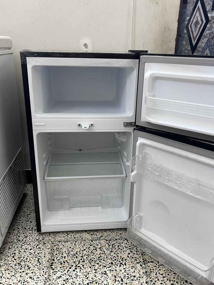 ثلاجة للبيع للاستفسار ***********
