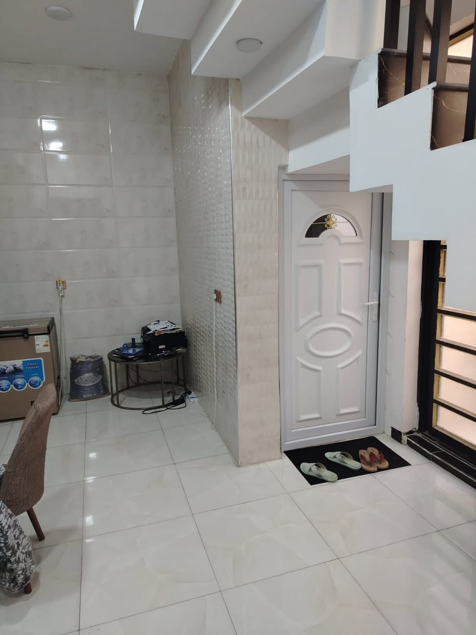 دار للبيع موقع ممتاز يقع في المهديه الثالثة طابو زراعي سند ٢٥  ثاني فرع ثاني بيت بصف الركن المساحه ١٠٠ متر مربع ١٠في١٠  طابقين الطابق الاول يحتوي على استقبال ومطبخ مفتوح وغرفه نوم وصحيات وترك الدرج مكسر مثل ماموضح بالصوره الطابق الثاني غرفتين نوم ومخزن وصحيات وسطحين بناء درجه أولى من الداخل باب الاستقبال قاصه وابواب البيت جميعها تركيه درجه ممتازه وسعره مناسب قياسا لاسعار المنطقه والشارع مفتوح من الجهتين للاستفسار الاتصال على الرقم ***********

