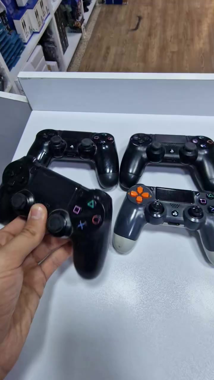 اسلام علیکم
هذا جوستیک بلي ٤ اصلي 
الجوستیک شغال بدون مشکیلە و إنه يعمل مع الجهاز بدون مشکیلە بس هناك بعض المشاكل في الأزرار التي تحتاج إلى إصلاح السعر واحد ٥ الف السعر لکل ٤٠ الف مع توصیل


**إذا كنت صاحب هذا الإعلان وتريد حذفه لأي سبب، رجاءا أرسل رسالة إلى الدعم الفني**