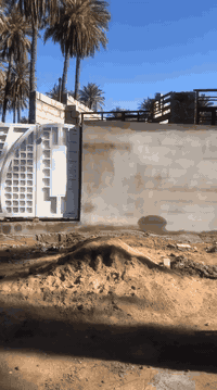 للبيع • قريب الشارع العام • ١٣٠م