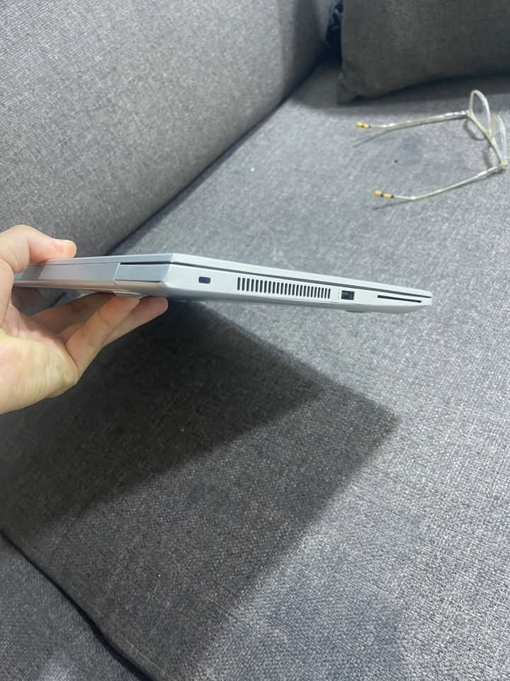 لابتوب HP EliteBook الجيل الثامن السعر ٢٧٠
***********

الشاشة: قياس 14 بوصة، وتتوفر بدقة FHD (1920 × 1080):
البطارية: بطارية ليثيوم أيون تدعم الشحن السريع.
* هيكل معدني قوي وخفيف.
* صوت Bang & Olufsen.
* مناسب للدراسة، والأعمال المكتبية، والبرمجة، والاستخدام اليومي.

من فئة EliteBook وهي من أفضل فئات HP المخصصة للأعمال، وما زال يقدم أداءً ممتازًا في الاستخدام اليومي

* الموديل: HP EliteBook 840 G5
* المعالج: Intel Core i5-8350U (الجيل الثامن)
* الذاكرة: 8 GB DDR4
* التخزين: SSD 256 GB
* كرت الشاشة: Intel UHD Graphics 620
* نظام التشغيل: Windows 11 Pro (64-bit)
المنافذ الموجودة:
*  منفذا USB 3.1 Type-A
*  منفذ USB Type-C (Thunderbolt)
*  منفذ HDMI
*  منفذ RJ-45 (Ethernet) للإنترنت السلكي
*  منفذ السماعة والميكروفون 3.5 مم
*  قارئ بطاقة ذكية (Smart Card Reader) كما يظهر في الصورة
*  منفذ Docking Connector أسفل الجهاز (لتوصيل قاعدة الإرساء)
*  قارئ بطاقات microSD
