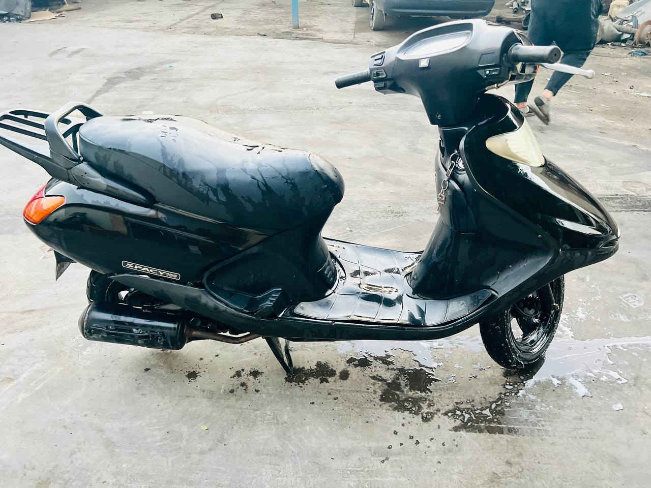 سلام عليكم سبيسي ياباني نضيفه مكينه مفتوحة ناعمه وحلوه نكره سلف وهندر شغال كهربائيات كلهه شغاله تايرات نضيفه  قبق هندر بلادي دشبوله بلادي صالنصه بلاديه سعر 550 بيهه مجال ‏‪***********‬‏
