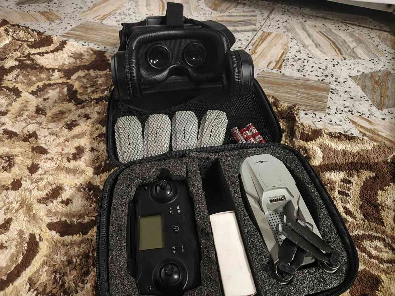 اسلام عليكم
بناءً على الصورة والبحث، هذه هي طائرة الدرون KF102 (أو KF102 MAX)، وهي طائرة قابلة للطي مزودة بنظام تحديد المواقع (GPS) وكاميرا بدقة 4K مثبتة على جيمبال (محور استقرار) ثنائي المحاور. 
المكونات والملحقات الظاهرة في الصورة:
طائرة الدرون: جسم الطائرة القابل للطي في الجهة اليمنى.
جهاز التحكم عن بعد: مزود بشاشة LCD لعرض بيانات الرحلة وحامل للهاتف الذكي.
نظارات VR (الواقع الافتراضي): نظارات FPV سوداء تتيح لك رؤية ما تصوره الكاميرا وكأنك داخل الطائرة.
البطاريات: يظهر في الصورة 3 بطاريات إضافية (7.4 فولت، 2200 مللي أمبير)، مما يطيل وقت الطيران الإجمالي.
حقيبة التخزين: حقيبة مخصصة لحماية الطائرة وملحقاتها وسهولة نقلها. 
أبرز المواصفات والمميزات:
التصوير: كاميرا 4K مع محور استقرار ثنائي المحاور لتقليل الاهتزاز وضمان فيديو سلس.
نظام الطيران: محركات "برشلس" (Brushless) قوية ومقاومة للرياح، مع مدى تحكم يصل إلى 800-1200 متر.
وقت الطيران: تستمر البطارية الواحدة لحوالي 22-25 دقيقة.
ميزات ذكية: تدعم "العودة التلقائية" عند انخفاض البطارية، "المتابعة الذكية" (Follow Me)، والطيران عبر مسار محدد مسبقاً على الخريطة.
تجنب العوائق: إصدار KF102 MAX قد يحتوي على مستشعر لتجنب العوائق بزاوية 360 درجة.


**إذا كنت صاحب هذا الإعلان وتريد حذفه لأي سبب، رجاءا أرسل رسالة إلى الدعم الفني**