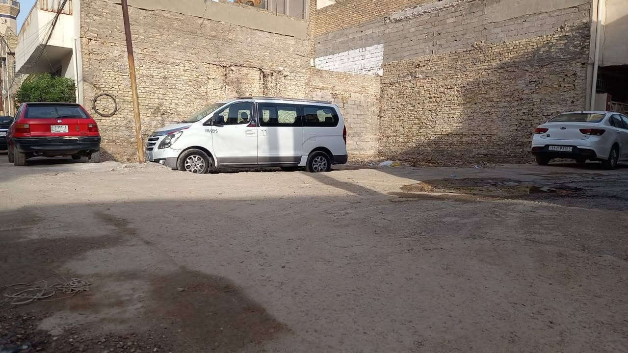 يوجد قطعة للبيع في منطقة الكرادة مساحة ١٢٢ونص الواجهة ٩ وربع وإنزال ١٣ وربع الكرادة قرب حديقة الباندا حي الرياض القطعة ركن سند مستقل موقع مميز شارع عريض ممكن تباع كاملة او نصفيين للاستفسار الاتصال على الرقم *********** علما اني صاحب القطعة مباشرة يعني مو دلال
