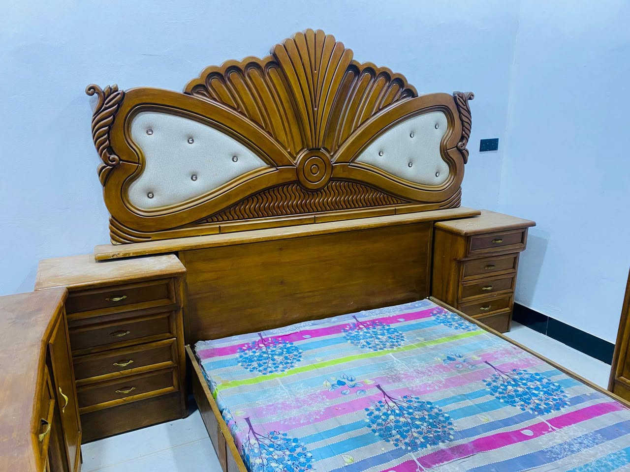 توجد غرفة نوم توج حطاطة خشب 5ملم شرط صاج داخل وخارج السعر 850وبيها مجال العنوان  الرمانة الاستفسار علرقم ***********
