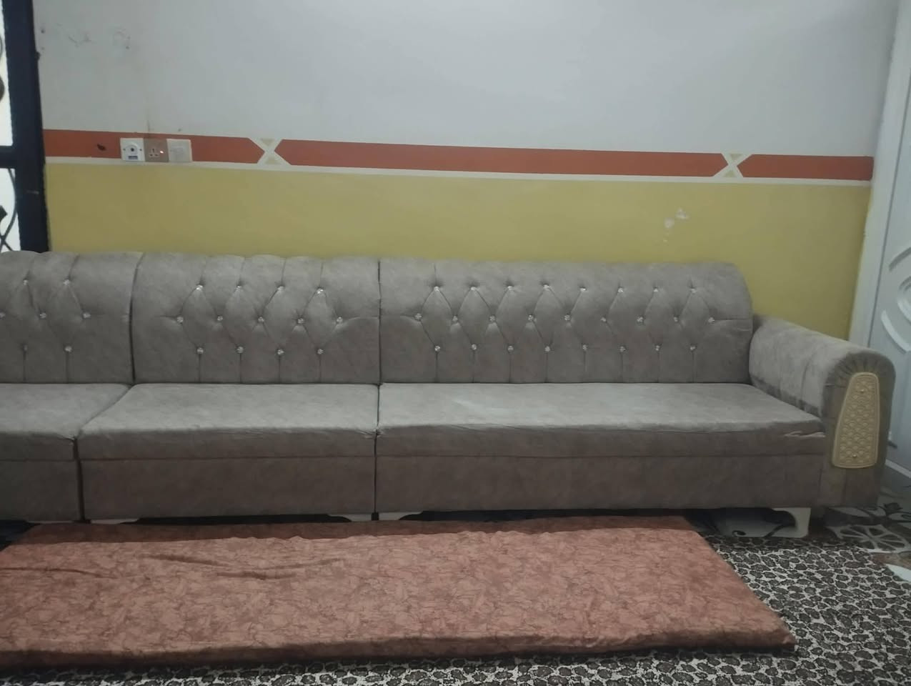 ديوان ٧ أمتار نظيف سعر ١٨٠ بيها مجال بسيط شراي تعال خاص عنوان كركوك عروبه تدللون علينه

العنده غراض للبيع راسلوني *********** او اتصال ع رقم
