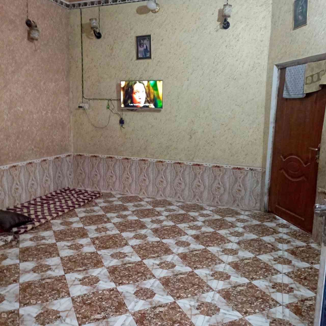 السلام عليكم بيت للبيع موقعه. كسيرات جوه تانكي مساحه 100 متر يتكون من غرفتين وستقبال وصاله ومطبخ ومجمع صحيات 
السعر 50 وبيه مجال .للتواصل رقم ***********
