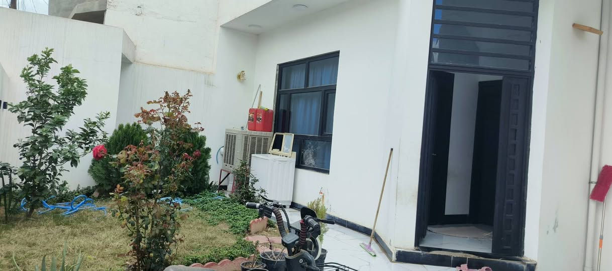 السلام عليكم دار للبيع مساعه 200 بيت فول مركزي كامل مع مبرده اي نقص مابي واحد حزيران صياده الثالثه قرب سارع الجامعات سعره 80 الستفسار ***********
