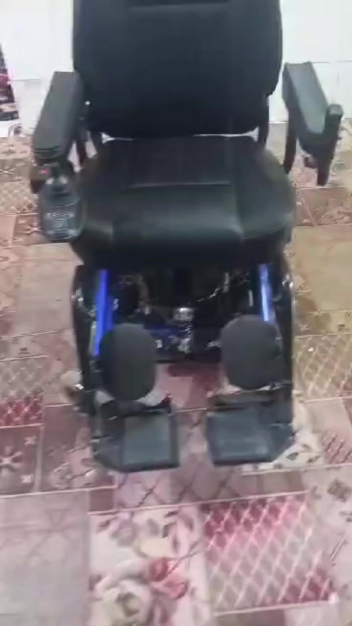 سلام عليكم كرسي متحرك للبيع بطاريات جدد +شاحنه نظافه فول الاتصال ***********
