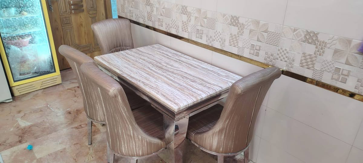 تنور جديد 50 الف
تلبيسة قنفات 5 قطع 30 الف 
فراش 7امتار عرض 3 30الف 
مكينة خياطه 55 الف 
ميز طعام 350,الف
مدات ثنين الطول 5 أمتار 30الف
مكان نجف 
***********
