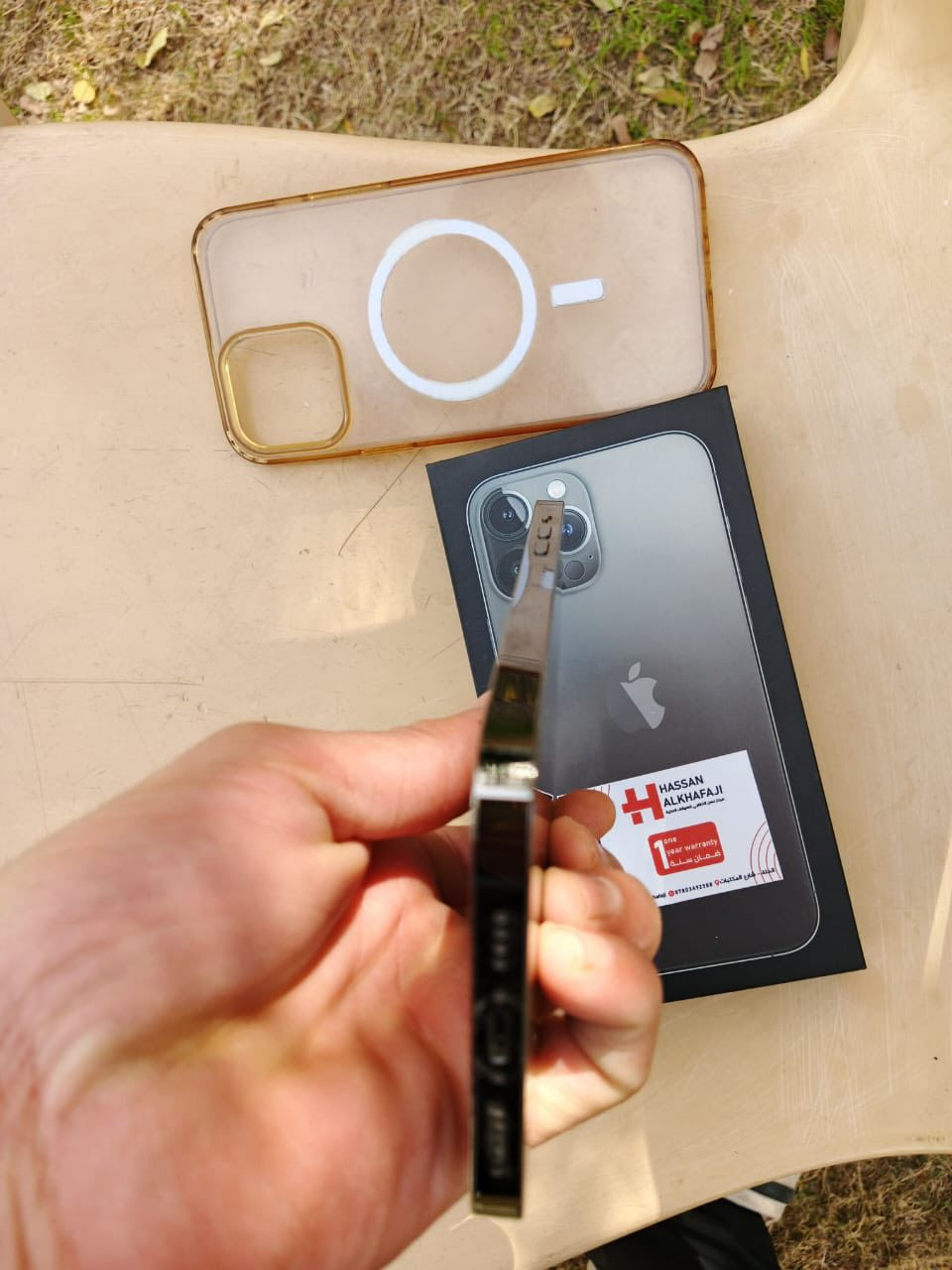 ايفون 13برو ماكس نموذج mالمبايل ما مفتوح ولا ملعوب بي او ولا قطعه مبدله او الله شاهد استعمال قليل جنت ضامه الذاكره 256 بطاريه 95وارد امريكي او اتروح الي ابو مكتب اني اوياك اذا طلع امبدل بي شي تاخذه ابلاش  
ملحقاته كفر او واقيه او الكورتون مالته
فقط اليريده يتفضل خاص او ***********هاه رقمي موجود بابل
