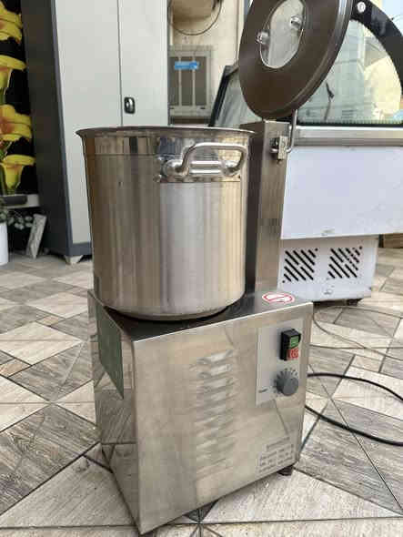 خلاط حمص استعمال شهر فقططط + عارضة مقبلات ١٢ بلانك + طباخ ٣ عيون خارجي مشتغله بليت جوانب ووجه وعندي نواعم 
تواصل واتساب اخوان ممتواجد فيس
*********** 
مكاني بغداد الدورة
