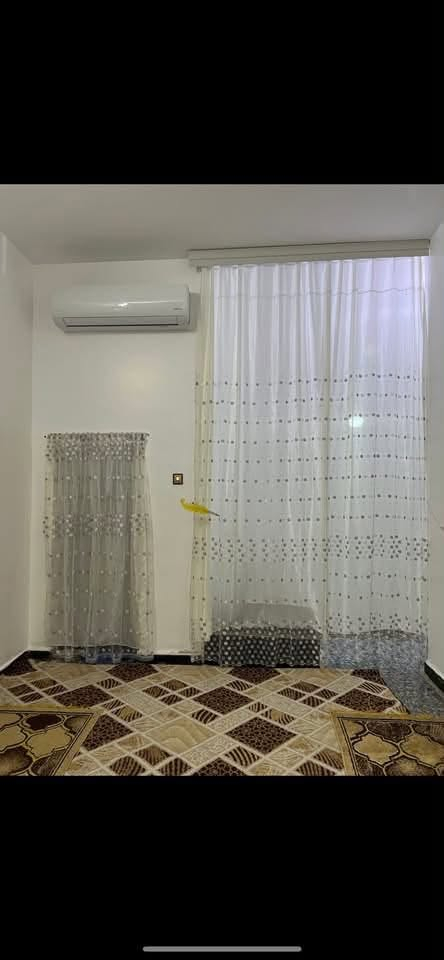 السلام وعليكم
بيت للبيع قرب مستشفى حي صدرين

المساحه300 طابو بسمي

يتكون من غرف العدد 2

وصاله +مطبخ +حمام داخلي وخارجي

يحتوي على مناور العدد2

بس استقبال مابي المساحه المتبقيه كراج 160متر او اكثر

للستفسار ***********

الفرع المقابيل المستشفى ليودي عسايدين مال حي صدرين
