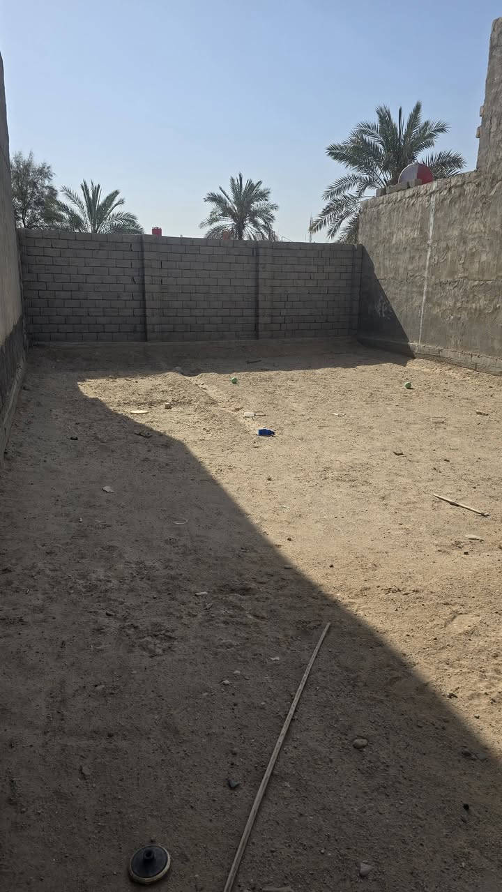 قطعه أرض للبيع طابو مالك صرف زراعي عراقي سند 25وكاله مكاتبه ونسخه من الطابو المساحة 200م ومبني بيه غرفه وصحيات مسيجه بلوك محكمه وباب سلايت وماساس ماي ومجاري تقع على شارع 8متر  العنوان بصره أبي الخصيب منطقه العوجه شارع حسينيه الانوار تبعد على شارع سيدين 500متر موقع روعه سعر مطلوب 38مليون وبيه مجال الاستفسار أكثر اتصل ***********
