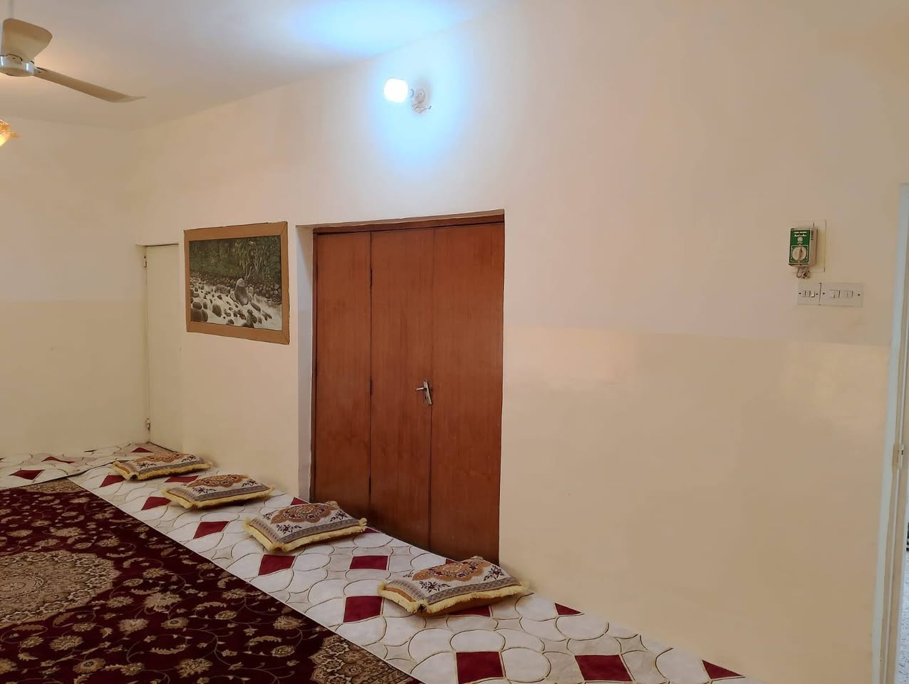دار للبيع حي جبيريه الثانيه قرب سوق الخضار ٣غرف وصاله ومطبخ ستقبال كراج صحيات المساحه ٢٥٠م السعر ٩٨قفل بسعر القطعه البيت نضيف وحالين موجر ٢٥٠الف للستفسار اتصل ***********
