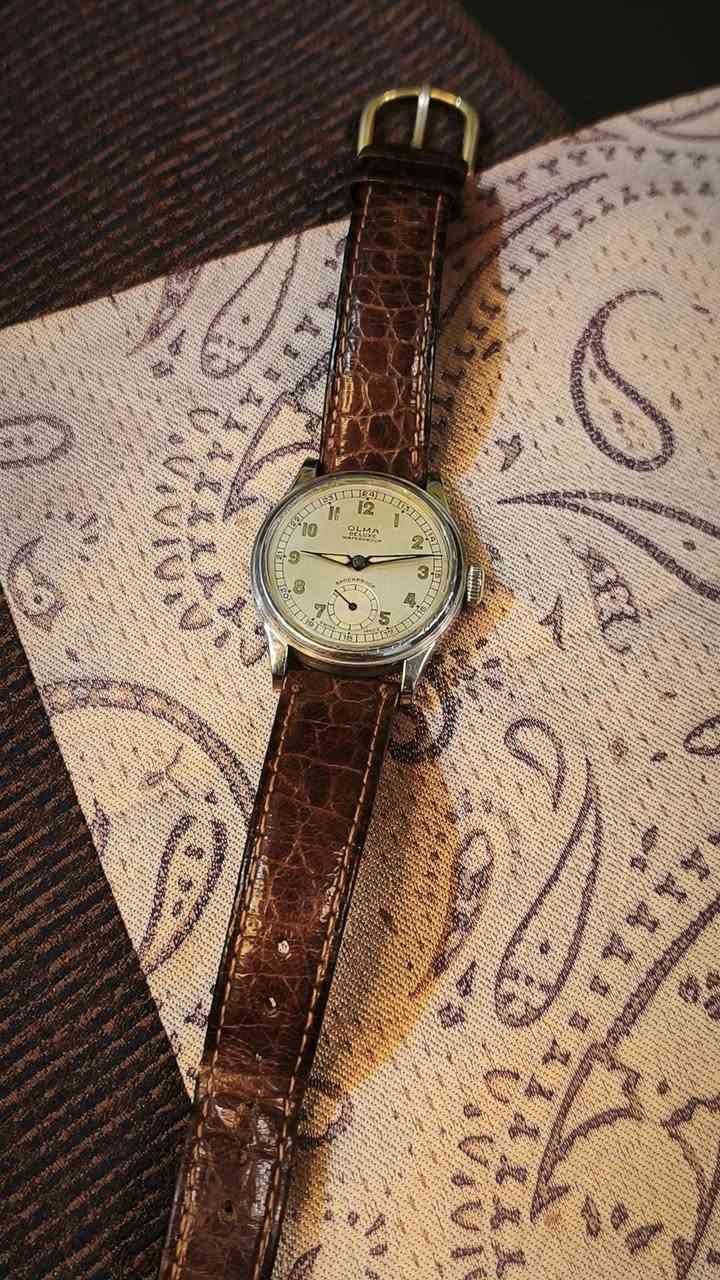 من شركة OLMA العَتيقة..
نضع بين أيديكم هذه التحفة الفنّية الVintage..

– من الزمن الجميل، ربّما ستّينات أو خمسينات القرن الماضي

– حركة ميكانيكية يدويّة (نصب، تكويك)
–مينا مميّزة، waterproof, shockproof
–سير جلد ممتاز (قد يكون مستبدل)

اختيارُ هذه الساعة ليسَ لمتابعةِ الوقت،
بل لتقديرِ ما يمثّله.

يمكنكم طلبها الآن، 
تواصلوا معنا على الخاص
أو على الرقم: ***********
(الواتساب مثبّت في الصفحة)
أو على التليجرام:  @drwatchee
