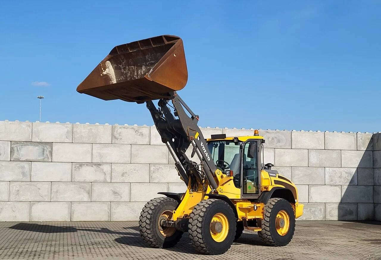 Volvo L50 H
موديل 2015
عدد ساعات العمل 5166
الشفل مكفول من الضرر والصبغ ومكينه جديده ونضيفه مثل مموضح بالصور
موقع الشفل اوربا
السعر 45000$
يعني 4دفاتر ونص 
للاستفسار التواصل خاص


**إذا كنت صاحب هذا الإعلان وتريد حذفه لأي سبب، رجاءا أرسل رسالة إلى الدعم الفني**