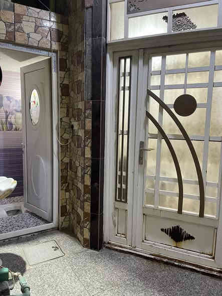 بيت مساحة 100 متر الواجهة5 والنزال 20    
طابق ونص .
الطابق الارضي استقبال وصاله مفتوحة ع الاستقبال باب مكتبي يفصل بينهن ومطبخ وغرفة نوم وصحيات ضيوف وداخليه 

والطابق الثاني غرفتين (صاله وغرفه) وصحيات  ،الصاله تستغل غرفه والباقي سطح. 
بناء حديث طابوق 
العنوان كربلاء حي العامل فرع مول الباقر موقع البيت كلش مميز ثاني بيت عن الشارع السعر 155 مليون وبي مجال للشراي غير متواجد خاص للاستفسار الاتصال على الرقم ***********
