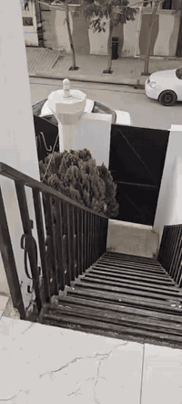 دار للإيجار حي العسكري ١٠٠ متر طابقين قرب جامع خديجة الطابق الأرضي ب٢٢٥ الف والطابق الثاني ب١٧٥ الف درج خارجي للتواصل ***********
