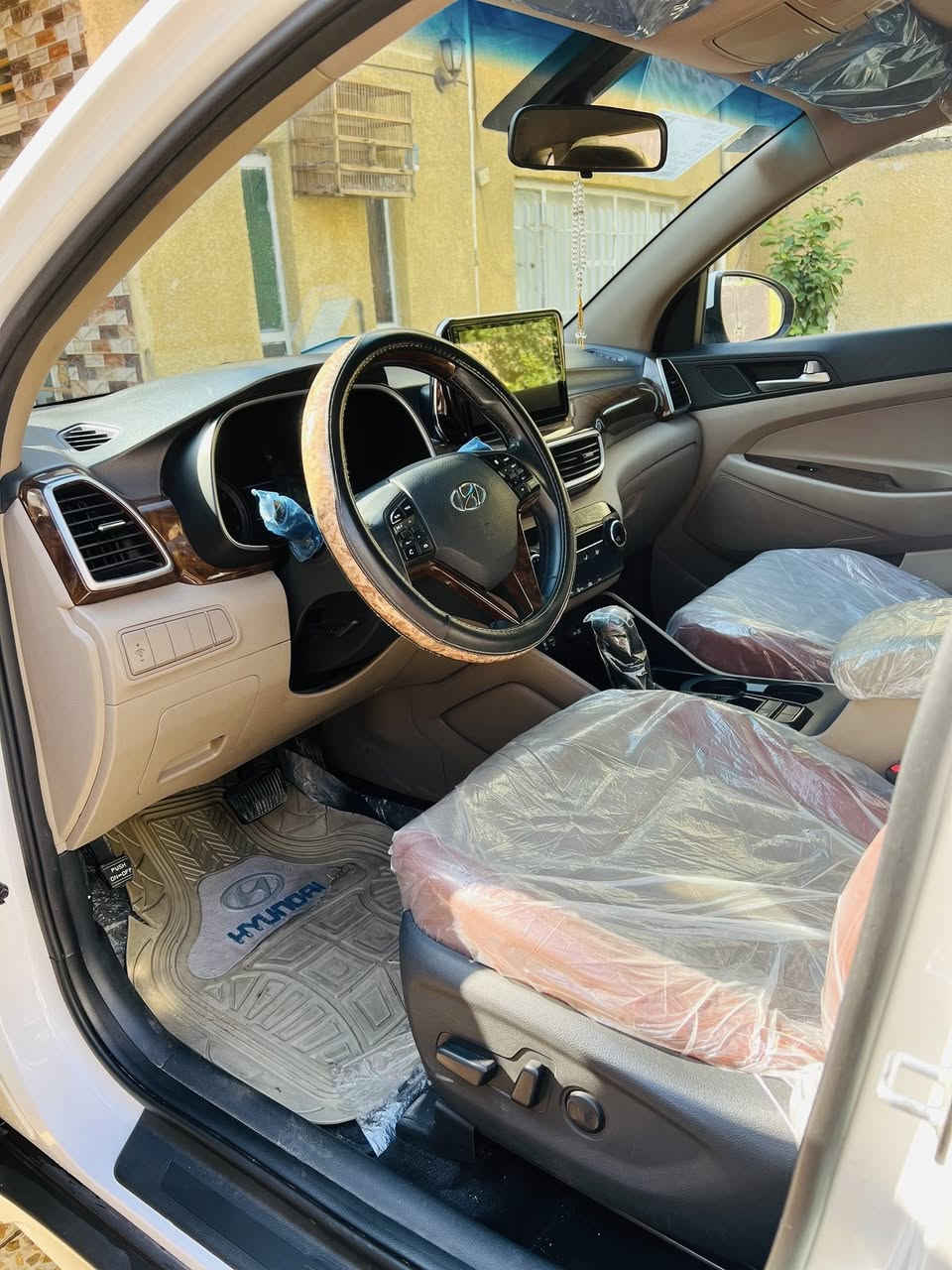 السلام عليكم 
توسان للبيع مديل2019 السيارة جديدة فول مواصفات ما عدا الفتحة ماشية80 الف 
السيارة مال بيت كفالة عامة بس بيها بارد بل صندوك غير هذا ما بيها  محرك2000 السعر 208 و بيها مجال قليل المكان بغداد ***********
الي ما عاجبة يكدر يكلب المنشور تحياتي❤️
