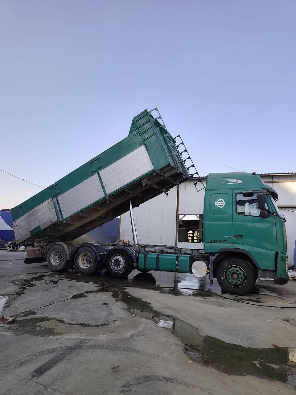 ڤالڤو2003مەکینە460گیر3×3ریتایدەر سلاجە شاسی درێژ بیلادی وباج ،قلاب، لەسەنەوی لوری سحال دەبل تایە شوین  قوشتەپە،واتسئاب***********
