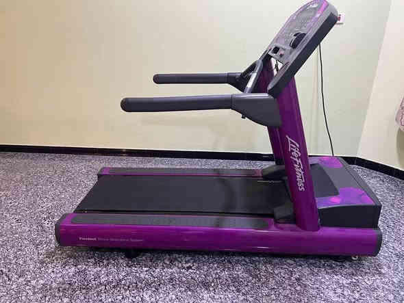 بيع مستعجل…..بيع مستعجل…..بيع مستعجل 
السعر مليون 300 الف قفله من الاخير كلش 
لتواصل ***********
جهاز جري لاي فتنس أمريكي أصلي استيراد خاص يعني استلمناهه من ميناء جهاز ع وضع الشركة بلاد برغي ما مفتوح بي اكو بسوك صيني وسعره رخيص لا تجي تكسر بسعر رجاءً رجاءً واكو انواع اكو مثله مفتوح بـ 6 ورقات كلشي اكو ……….. سرعة مفتوحة وزن مفتوح اكرر وزن مفتوح جبلي قياس نبضات القلب قياس سعرات حرارية وبيه مواصفات هوواي عنوان / بصرة ياسين خريبط
