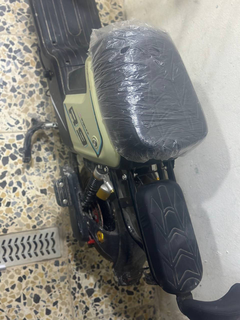 بيع دراجه شحن R9 الدراجه مستخدمه اسبوع فقط نظيفه معه الوصل الوكيل الحصري اولاد جبرين في النجف مواصفات خمسه بطاريات موديل 2026 شركه الدراجه ولي 32 امبير معه شاحنه الصليه الولي والمرايه اليمين ويسار ودواسه بايسكل معها السعر يكون 500 وبيها مجال التواصل على هذا الرقم *********** المكان النجف حي النداء
