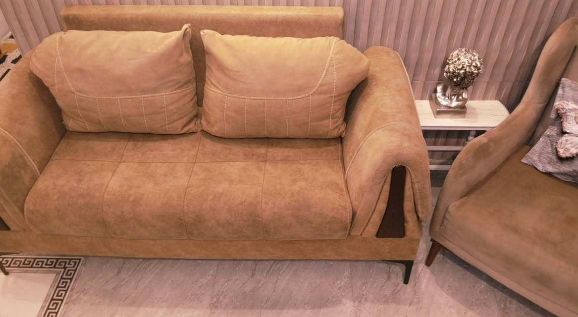 قنفة+ كرسي فقط نضيفات جدا مابيهن أي خلل 
تواصل ع الرقم *********** مكان بغداد
