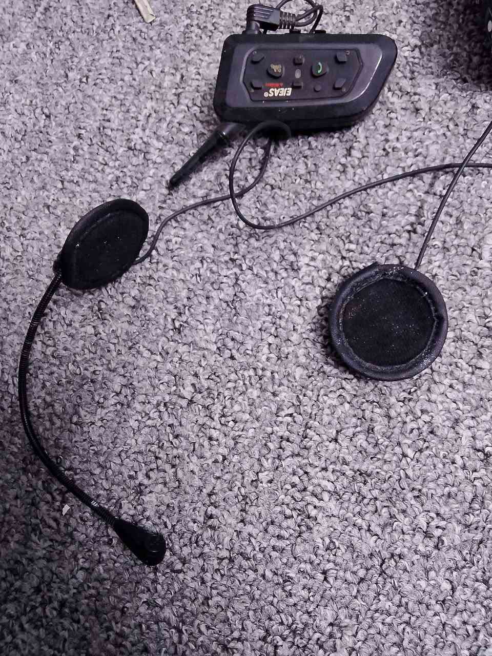 سلام عليكم سماعات خوذه دراجه نوعيه EJEAS نوعية جدا ممتازة سعر 25  مكان تاجي قرب  منشأه نصر موجود توصيل للي مكانه قريب ***********......***********واتساب
