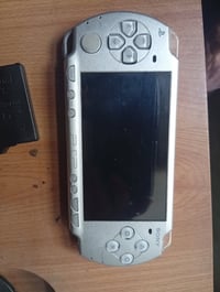 PSP شغال • بدون شاحن • ألعاب نادرة