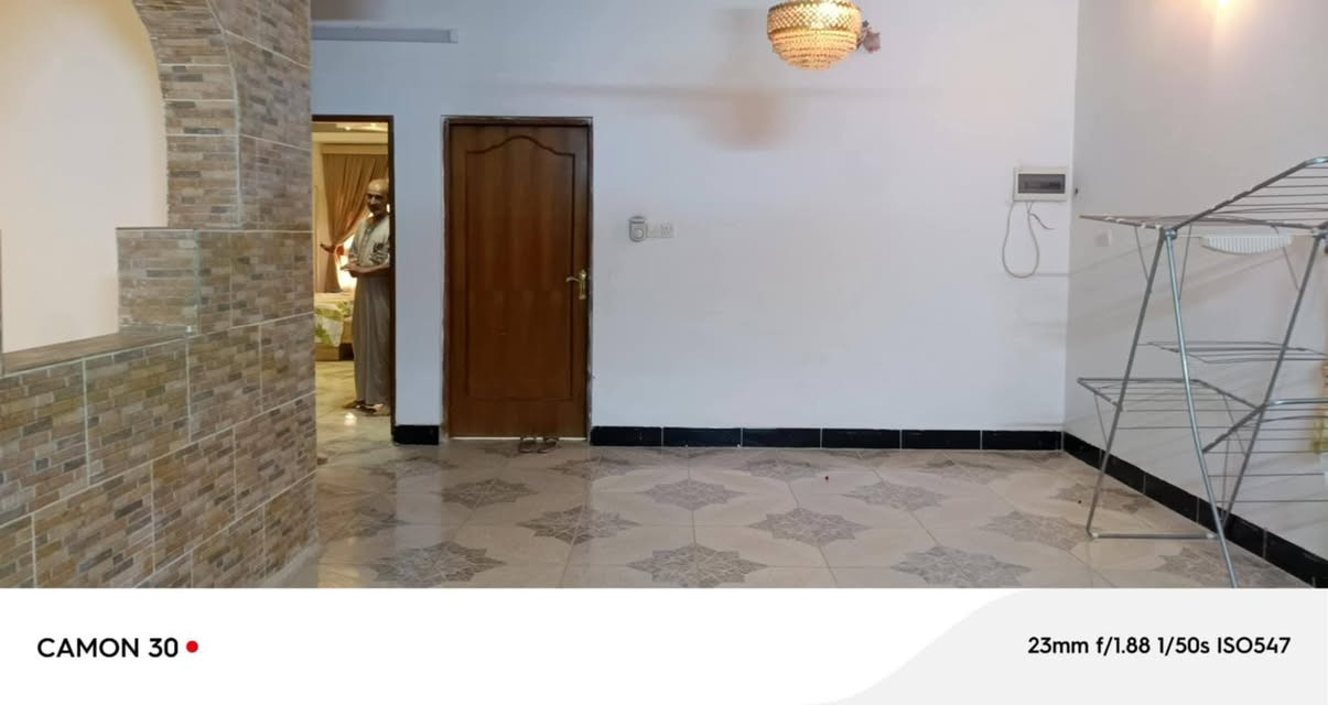 دار سكني للبيع
المسافه 300
طابقين 
واجهه 10 نزال 30
الموقع القادسيه خلف ثانوية ميسلون
شارع 20 صدر طير
5 غرف نوم 
4 مجمعات صحيه
الطابق الأول غرفتين نوم 5في 4
هوا داخلي استقبال 6في 4
الطابق الثاني 3 غرف نوم صيحات 2 غرفتين 7ونص في 4 سحب مغربي 
هوا كبير 8 في 5
البيت فيه درج حديد خارجية ممكن البيت يكون بيتين صالح السكان لعائله كبيره 
السعر المطلوب 195 وبيه مجال التواصل موبايل ***********
