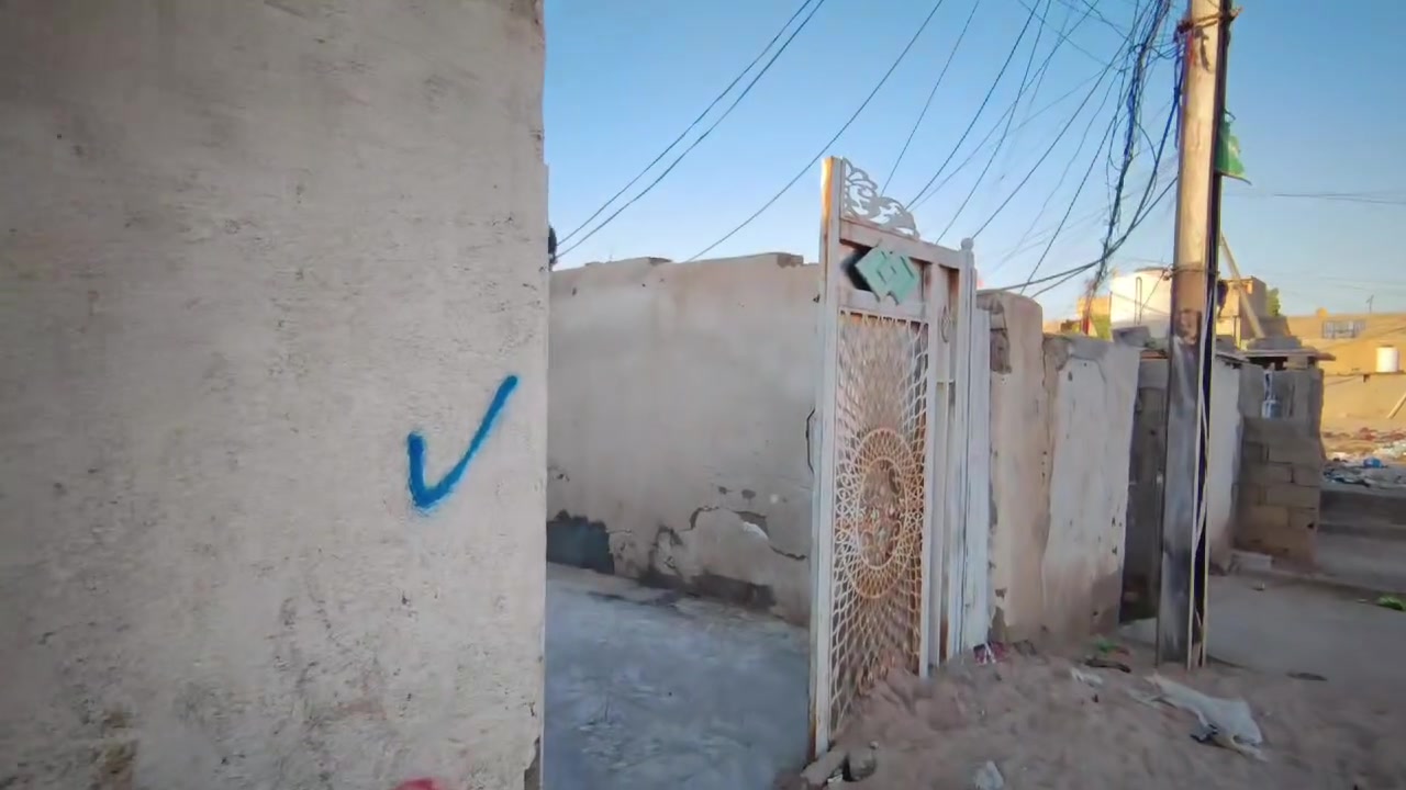 السلام عليكم / بيت للبيع  طابو ملك صرف في منطقة الشمري قريب عل شارع العام بيت مساحه ٢٠٠ متر ركن طابقين كما موضح بالفيديو يحتوي على استقبال وخمس غرف ومطبخ وصاله وصحيات خارجيه / السعر ٦٠ مليون إتصال عل رقم *********** / ***********
