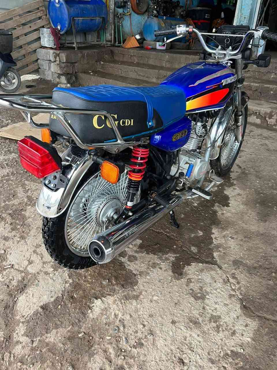 سلام عليكم دراجه 2019 للبيع مكينه شرط ما مفتوحه ويرمنيه كلها شغاله تايرات جداد بريكات امامي خلفي كلو شغال مطور جاهز من كل شي : سعر500 وبي مجال شراي بيك خير وتدلل مكان زنجلي : اتصل ودلل: ***********
