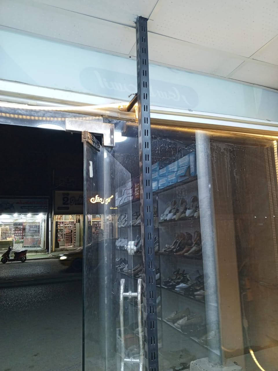 السلام عليكم
ديكور ارفوف للبيع 
مو مثل ماموضح بالصور 
الشكل يكون كل شخاطتين وياهن 10 هوكي و ارفوف 5 
شخاطات عدد( 4) طول الشخاطة (3)متر
ارفوف عدد (10) طول الرف متر عرض (60) سم 
هوكيات للرفوف عدد 20 
بسعر كلش مناسب 
واتساب ***********
