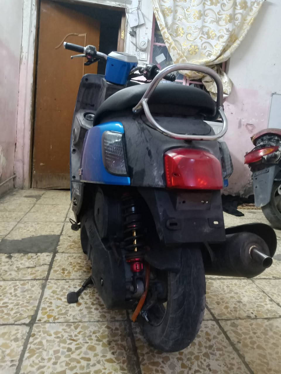 للبيع بوليس مصطره مال حاويه صار سبوع من طالع مكينه 55 بلادي مال حاويه وكلجات رياضي أو دبل خلفي رياضي أو سلف رياضي دراجه بل كارتون أو بيه صالنصه رياضي أو غراضه كله اصليه من الحاويه دراجه وين متريد افحص مكاني نجف *********** السعر مليون
