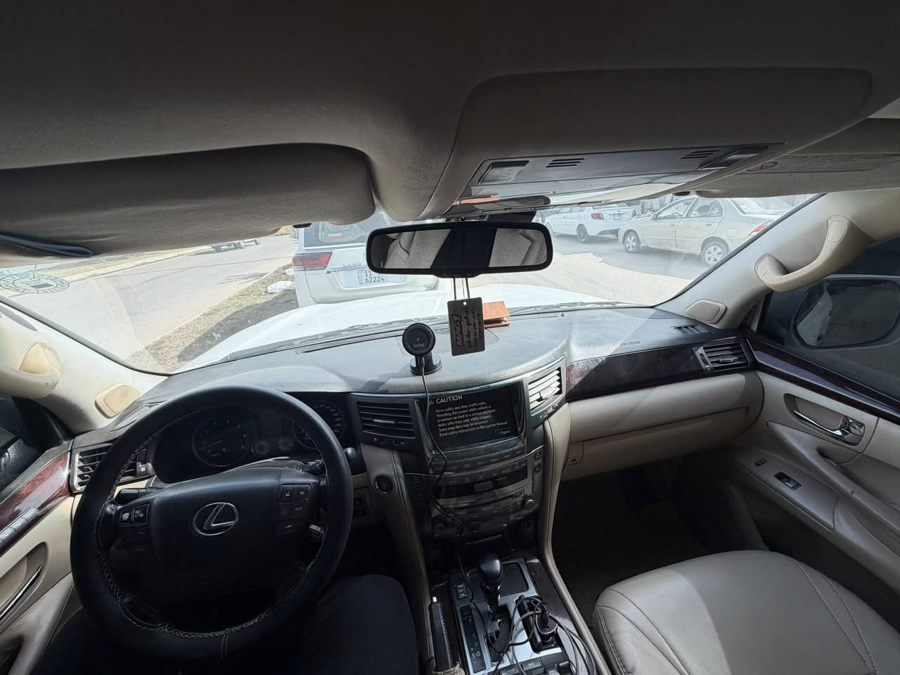 سلام عليكم لكزز موديل2008 اعلى مواصفات بلكزز بريم اصل السياره فول للاخير رقم اربيل باسمي سنويه جديده السياره كفاله من كير مكينه تبريد 
بيها جاملغ الامامي صبغ والباب بارد 
مكان السياره النجف الاشرف 
كلشي شغال بيه شرط كلوب ماعالكه 
ماشيه 335 حقيقي 
تحديث دعاميات ولايتات وبك لايت ويل فقط 
السعر 290 مجال قليل 
***********
