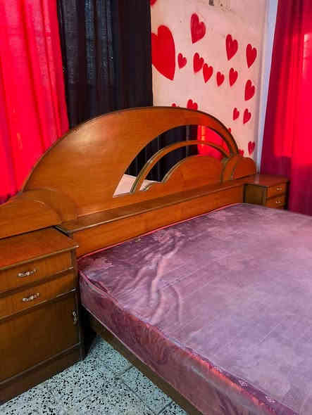 سلام عليكم غرفة للبيع جديدة ونضيفة كلش الستفسار عل رقم واتساب موجود ***********
