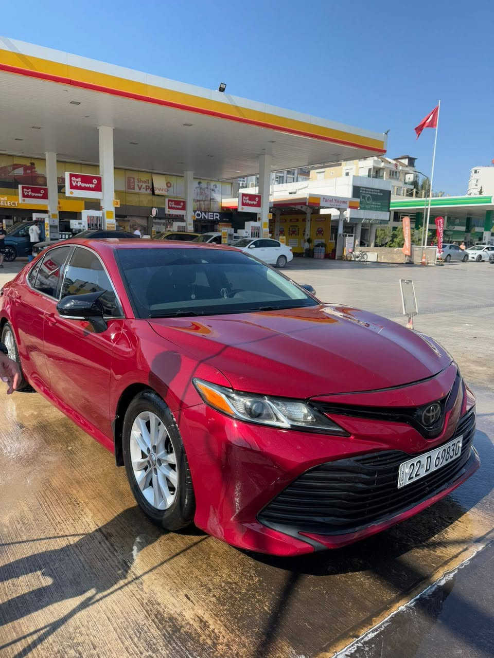 🚗 للبيع: تويوتا كامري 2018 LE 
​السيارة بحالة ممتازة صيانه كامله من طخم وتايرات
💥 ضرر صندوك صبغ مع شويه جاملغ خلفي صور الضرر موجوده 
​📋 المواصفات :
• ​المحرك: 2.5 لتر، 4 سلندر (Dynamic Force) بقوة 203 حصان بشرط بدون فتح .
• ​ناقل الحركة: أوتوماتيك بـ 8 سرعات .
• ​نظام الدفع: أمامي (FWD).
​🌟 المميزات الخاصة بالمواصفات الكندية (LE):
• ​نظام التدفئة: كراسي أمامية مدفأة (أساسي في الكندي)، ومرايا جانبية مدفأة لإزالة الجليد والضباب.
• ​أنظمة الأمان (Toyota Safety Sense): 
• ​رادار أمامي (نظام ما قبل الاصطدام).
• ​تنبيه مغادرة المسار مع مساعد توجيه.
• ​مثبت سرعة راداري ذكي (Adaptive Cruise Control).
• ​إضاءة عالي أوتوماتيك (AHB).
• ​كرسي السائق تحكم كهربائي (8 وضعيات).
• ​شاشة لمس قياس 7 إنش تدعم نظام Entune 3.0.
• ​كاميرا خلفية عالية الدقة.
• ​عداد ديجيتال لعرض معلومات السيارة.
​📍 الموقع: [ موصل ]
🛣️ المسافة المقطوعة: [ ١١٨ ميل ]
💰 السعر المطلوب: [١٦٨ وبي مجال ]
​📞 للتواصل والاستفسار: [*********** ] موصل, نينوى

