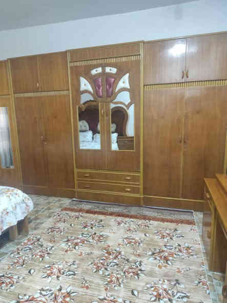 السلام عليكم 
غرفه اخشاب صاج شغل ثقيل شبه الجديده 
كنتور +زاويه+ميز مرايه +جربايه
السعر ٩٠٠وبيه مجال 
***********
