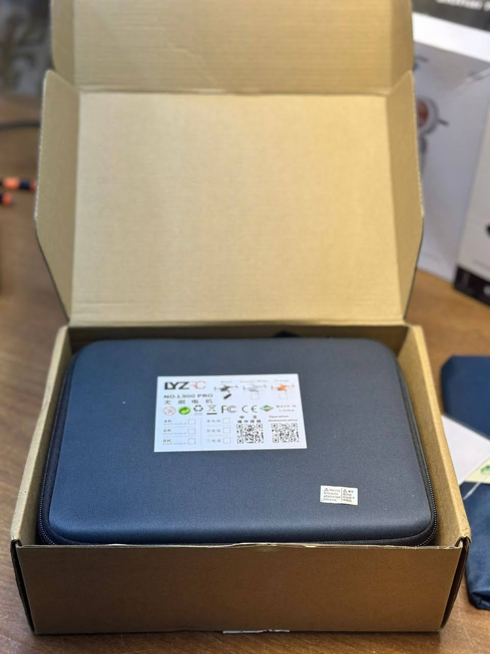 السلام عليكم درون L900PRO 
 الغنية عن التعريف، تتميز بأداء مستقر وتصوير جوي عالي الدقة الطائرة مثالية للمبتدئين والهواة بفضل سهولة التحكم ونظام الـ GPS
الكاميرا مزدوجة بدقة 4K HD مع زاوية واسعة 120 درجة وتعديل كهربائي (90 درجة).
المحركات محركات Brushless بدون حمات قوية هادئة، ومقاومة للرياح.
المدى مسافة التحكم تصل إلى 1200 متر، مع نقل صورة مباشر عبر WiFi .
البطارية طيران متواصل لمدة 28 دقيقة بطارية 7.4 فولت 2200 مللي أمبير).
الميزات الذكية
نظام GPS للعودة التلقائية للمنزل عند فقدان الإشارة أو
ضعف البطارية.
خاصية Follow Me (تتبع الشخص تلقائياً).
تحديد المسار عبر النقاط (Waypoint flight)
السعر 70 قفل جديدة غير مستعملة 
مكاني بغداد الشعلة 
***********
