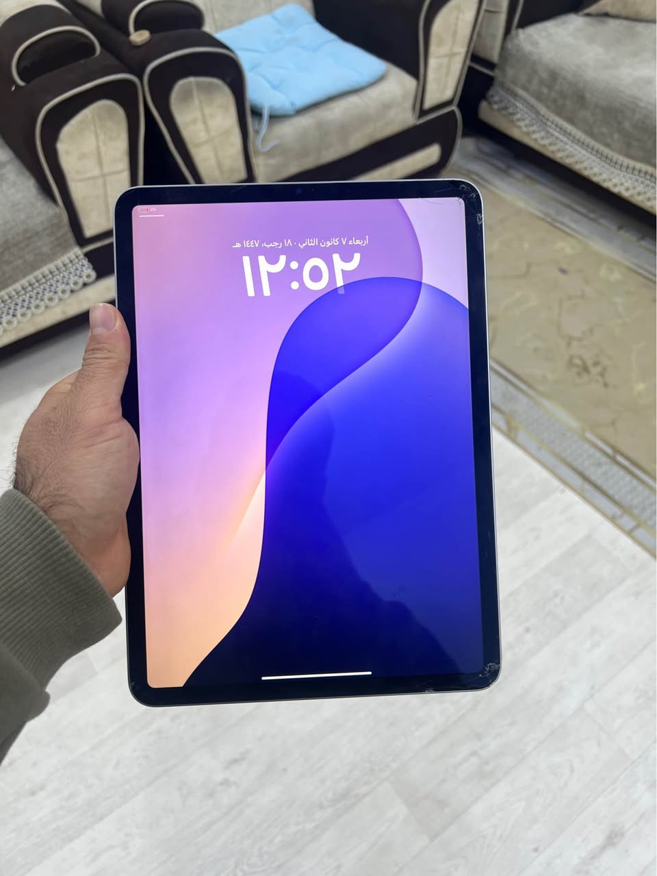 ايباد استخدام شخصي للدراسة فقط  بس من  حواف طاح ونكسر ولا ماثر ولا مبين اصلا من تشتغل شاشه شوفه عينكم 120 فريم طلقه من السرعة 
للتواصل  *********** البصرة, العراق
