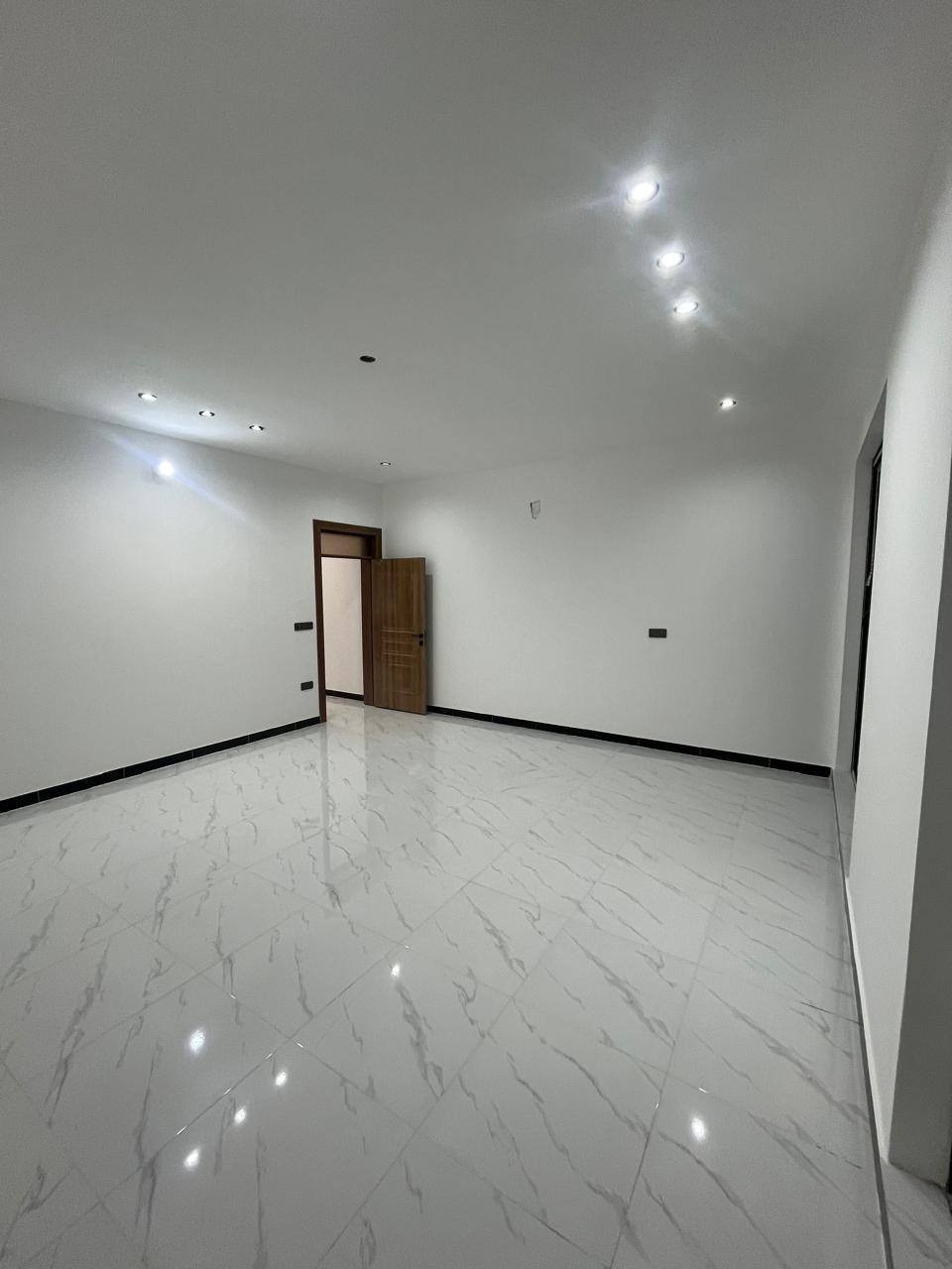 عملنا في بغداد فقط تسليم مفتاح كرسته وعمل ترميم إضافة بناء تسليم هيكل عظم بدون باب وشباك سعر المتر المربع للهيكل كرسته وعمل ١٨٠ الف يتضمن الفقرات التاليه
دفن وتعديل الأرض بمادة السبيس مع مستوى وزن الشارع
مع الحدل بحادله كبيرة
رش مبيدات كلوردين قاتل الحشرات
تسقيط وتخطيط الخارطه على الارض مع فرش نايلون زراعي نوعيه جيده
عمل المجاري حسب مخطط الخارطه نوعية امل الشريف المصري
تسليح الرفت يكون حسب مخطط الخارطه مع حصيرتين تسليح
صب الرفت بمواد درجه اولى اسمنت مقاوم رمل اخيضر حصو مكسر او صب بم  كونكريت جاهز حسب طلب الزبون
يكون ارتفاع الرفت ٤٠ سم
صب بتلو ٢٠ سم حسب المخطط
بناء بالطابوق الجمهوري بارتفاع ٣،٣٠ للطابق الأرضي
عمل حداده ونجاره صب السقف نوعية الشيش عراقي اف اف أو سوبر أو ماس رباط ٣٠ سم على كل البيت مع السقف
بناء الطابق الثاني بارتفاع ٣،١٠ نفس مواصفات الطابق الأرضي مع مردات ماء ٢٠ سم
بناء البيتونه مع صب السقف حسب مساحة الخارطه مع الستاره بارتفاع ١،٧٠ سم
يشمل الهيكل المجارى كاملة مع مرازيب السطوح والبلكونات
مع تأسيس أنابيب السبالت مع تأسيس جكشنات سبور لايت السقوف
علما عملنا بغداد نقد فقط
للتواصل ***********
