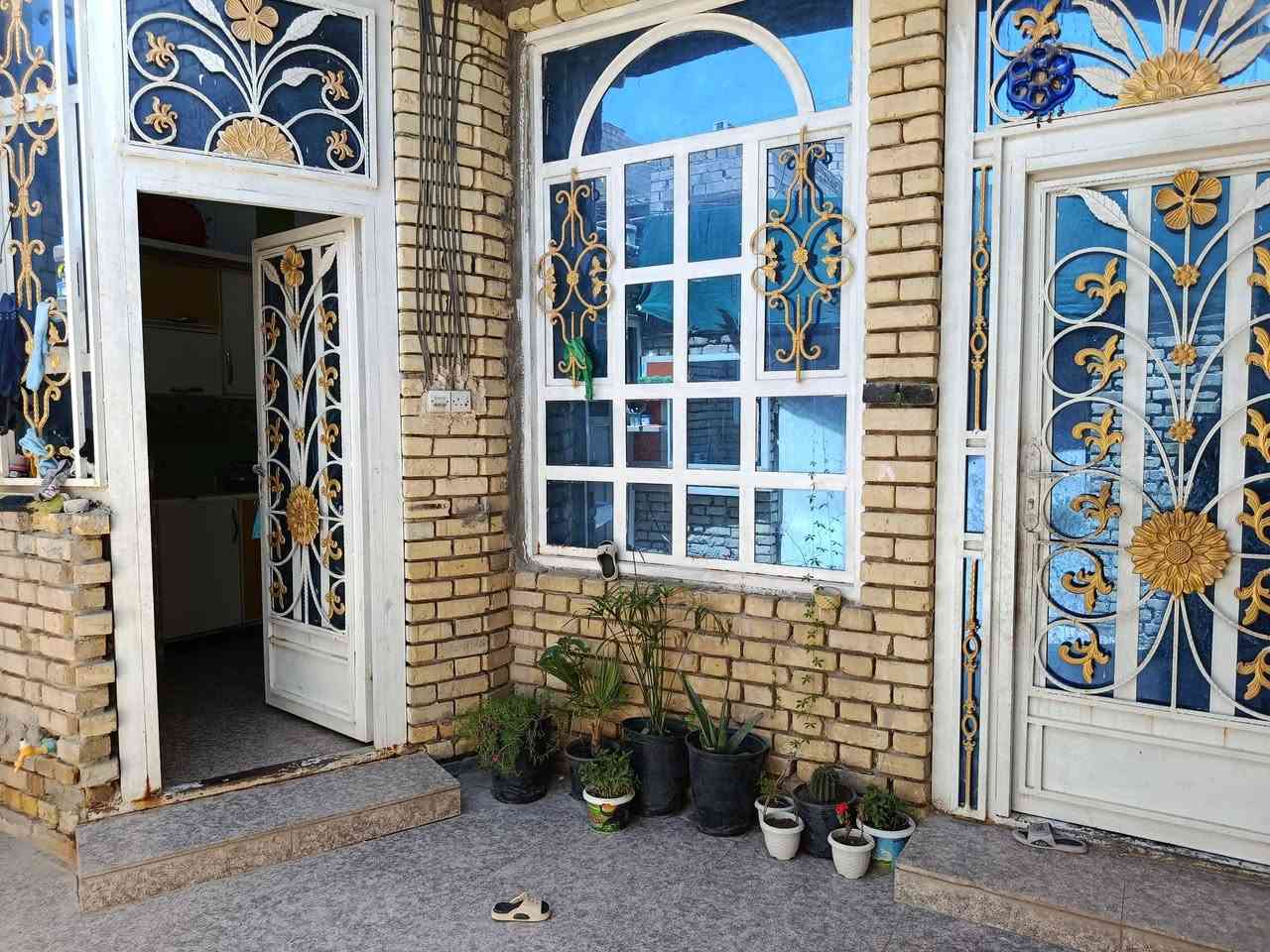 بيت للبيع في مدينة الصدر مقابل مدرسة ابن ماجد بالفرع كونكريت مسلح طابق واحد المساحة 125 يحتوي على غرفتين نوم مناور اثنين صالة استقبال ومطبخ وصحيات السعر 135 وبيه مجال للاستفسار الاتصال على *********** أو مراسلتي على الخاص
