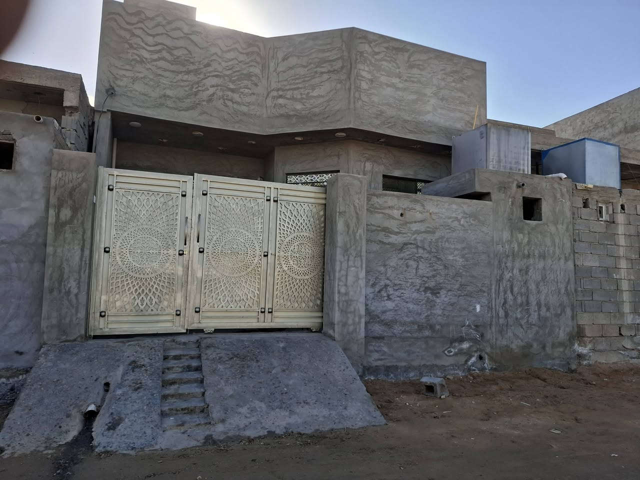 السلام عليكم دار للبيع ١٥٠ متر طابو زراعي سند٢٥ شارع ٨متر نافذ عدل الموقع فلوجه ازركيه قرب جامع الجولان الكبير والمدرسه الجديده تفاصيل اكثر اتصل ***********او ***********
