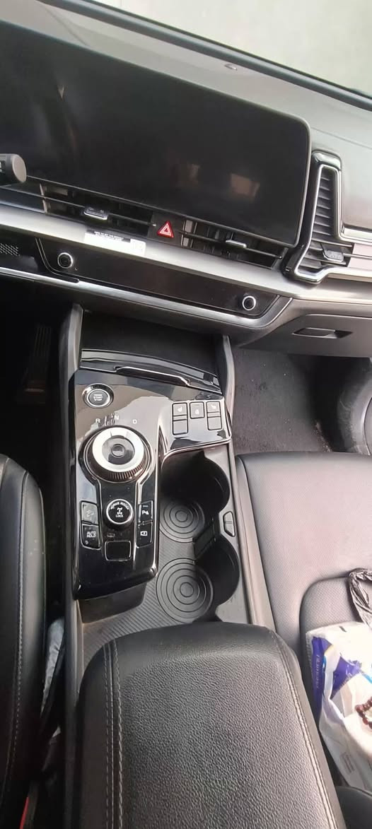 #سبورتج  هايبرد|KIA Sportage
 - موديل 2023  
مرقم بغداد شبه مميز 57155
  مواصفات 
فور ويل  4x4
 محرك 1.6 لتر توربو هايبرد بقوه240 حصان (اقوى من جميع اصدارات سبورج واكثرهن اقتصاديه وعمليه)
 ‏تمشي بتفويله وحده 950km
 ‏#العداد 45 الف mi 
 ‏#حادث_السيارة بنيد وجاملغ
صبغ بنيد بدون اي تبديل 
ليبل واحد
 ‏#اللوحات بغداد شبه مميزة
 ‏#اللون ابيض
كير ماوس اوتيماتك 8 سرعات
تشغيل ذكي ( بصمة ) ,تشغيل عن بعد
شاشة Apple CarPlay, android auto 
تحكم ستيرين كامل مع تدفئه 
هاند بريك كهرباء
 شاشة كبيرة ( GPS )
 رادارات 360 
حساس خلفي
شاحن وايرليس
كرسي كهرباء 
تدفئة المقاعد الامامية
تدفئه مقود 
 هاند بريك كهرباء 
 مانع انزلاق 
 اوتو هولد ( AUTO HOLD )
 مساعد نزول المنحدرات 
 سستم صوت مميز
 ‏انظمه قيادة متعدده
 ‏نظام قيادة ذاتي
 ‏كشنات جلد فاخر طبيعي
 ‏منافذ USB +أواكس
185$ 
 ***********
