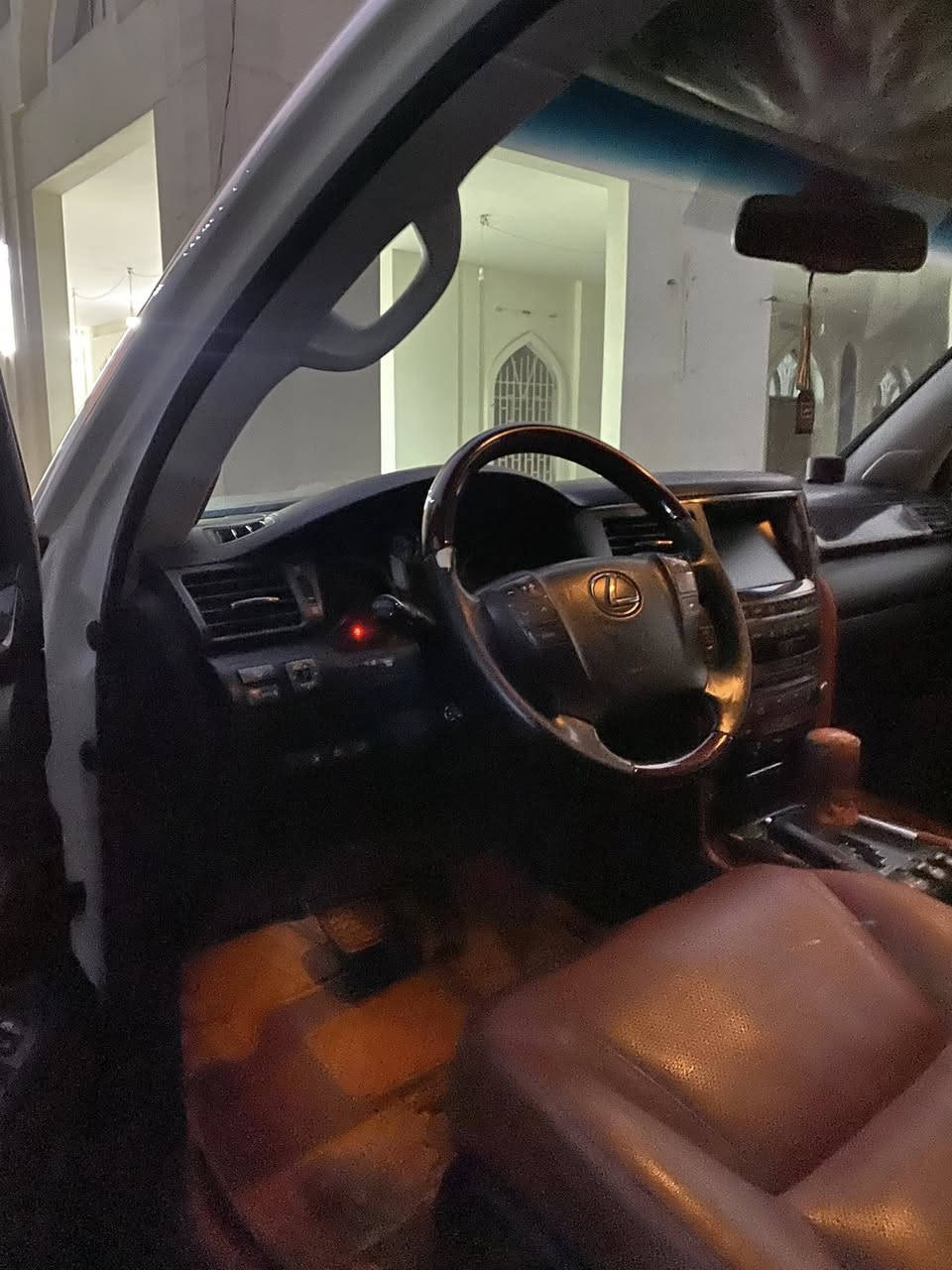 سلام عليكم لكزز موديل 2011سياره كفاله عامه ماعدا بارد بلبنيد شي قليل علئ كد اربع أصابع محرك 5700 سياره ماشيه 158الف سياره بأسمي وشوف العين معروفه مواصفات لكزز السعر 335ً وبيها مجال شي قليل حگ الجيه فقط عنوان السياره بغداد المشتل ***********
