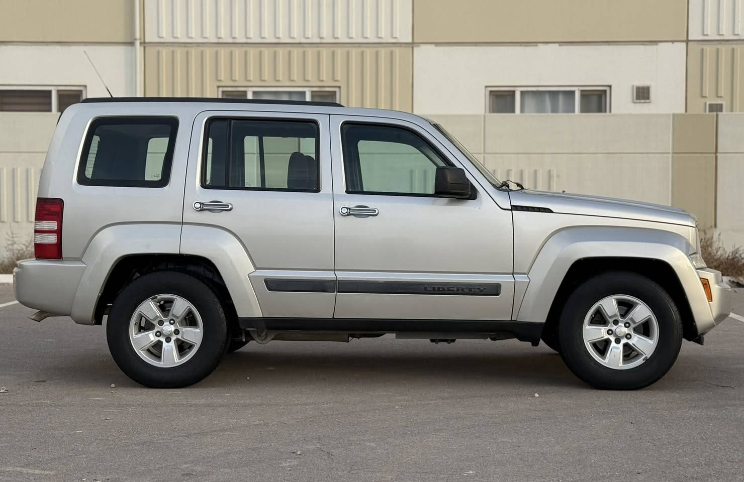 سلام عليكم
جيب لبرتي موديل ٢٠٠٩ محرك ٣٧٠٠
رقم بغداد الدولي الجديد باسمي / سنوية و رقم و هزة كله جديد يعني كبل تحول باسمك
السيارة جديدة جدا خارج و داخل و بالحقيقة احلى من الصور بهواي / السيارة ١٤ سنة على ايد وحده و استعمال جدا نظيف
تفتح بنيدها بعدها وضع شركة و مملعوب بيها ابد و ترايها شركة 
فور ويل شغال 
جاهزة من كلشي عليها سيرفس كامل 
كير محرك كهربائيات تبريد صدر كله مكفول 
السيارة بيها فقط جاملغ خلفي صبغ وشرط صبغ درجه اولى بدون دواخل و الباقي كله مكفول 
مكان السيارة بغداد / الكرادة 
السعر المطلوب : 98 $ ورقة
للإستفسار : ***********
