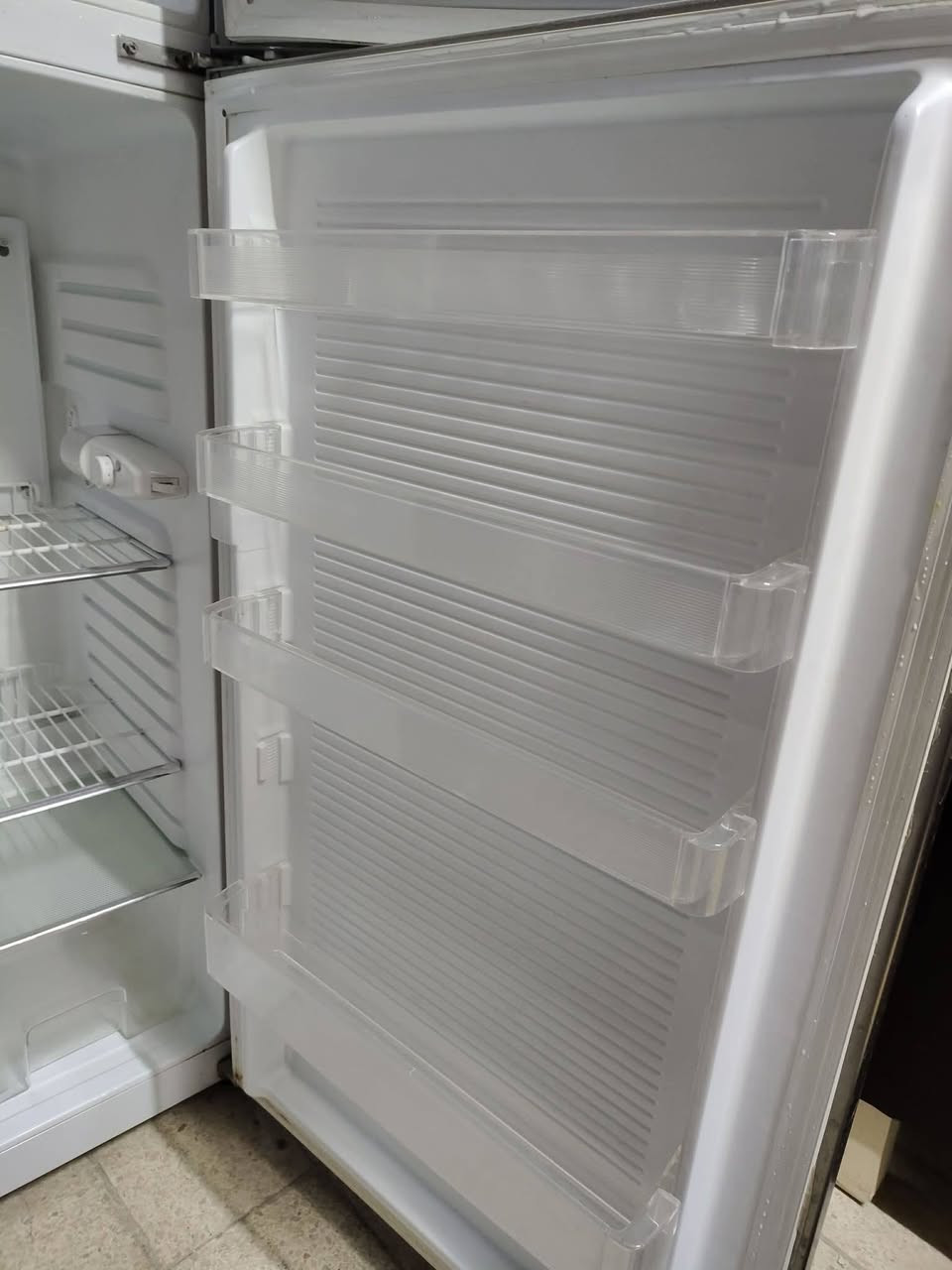 معرض زياد الأثاث المنزلي
ثلاجة حجم 20 قدم 
فريز خارجي تجميد سريع شرط النظافة والفحص 
العنوان تكريت شارع الزهور خلف افران الكرخ وقاسم مول 
***********
